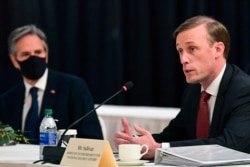 Menlu AS Antony Blinken (kiri) mendengarkan pemaparan Penasihat Keamanan Nasional AS, Jake Sullivan (kanan) alam sesi pembukaan pertemuan bilateral AS-China di Captain Cook Hotel, Anchorage, Alaska, 18 Maret 2021.