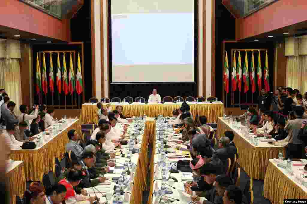 သမၼတဦးသိန္းစိန္ေရွ႕ေမွာက္မွာ ၃၁ ရက္ မတ္လ ၂၀၁၅ ခုႏွစ္က တႏုိင္ငံလံုးအပစ္အခတ္ရပ္စဲေရး သေဘာတူစာခ်ဳပ္မူၾကမ္းကို ႏွစ္ဘက္ကိုယ္စားလွယ္ေခါင္းေဆာင္ေတြ အတည္ျပဳ လက္မွတ္ေရးထိုးခဲ့ၾကစဥ္ (ဓာတ္ပံု - ျမန္မာၿငိမ္းခ်မ္းေရးစင္တာ)