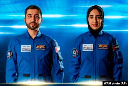 Mohammed al-Mulla (kiri) dan Nora al-Matrooshi, dua astronaut Uni Emirat Arab.