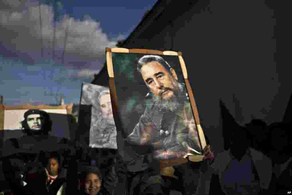 Crianças com quadros com a imagem de Fidel Castro e Che Guevara durante tributo assinalando 56 anos da entrada triunfante de Castro e da sua caravana rebelde, em Regla, Cuba, 8 Jan 2015. Castro e os rebeldes chegaram a Havana de caravana na primeira semana de Janeiro de 1959, depois de derrubar o ditador Fulgêncio Batista. &nbsp;