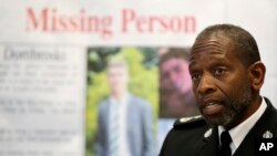 百慕大警察局代理助理局长詹姆斯·霍华德就美国大学生马克·杜布罗斯基失踪事件举行记者会。（2018年3月19日）