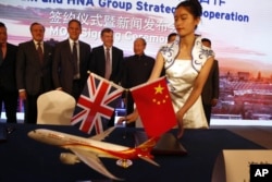 英国文化高官维亭戴尔参加中国海航集团的签约仪式，以开发新航线，鼓励中国游客到英国旅游（2016年5月18日）