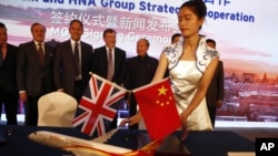 英国文化高官维亭戴尔参加中国海航集团的签约仪式，以开发新航线，鼓励中国游客到英国旅游（2016年5月18日）
