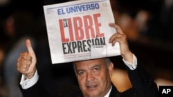 El legislador de la oposición Ramiro Terán sostiene una copia del periódico El Universo de Guayaquil, durante un discurso del presidente Rafael Correa en la Asamblea Nacional, en agosto de 2011.