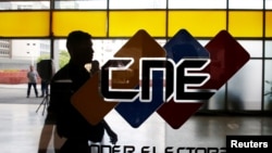 El logo del Consejo Nacional Electoral (CNE) se muestra en su sede en Caracas, el 14 de mayo de 2018.