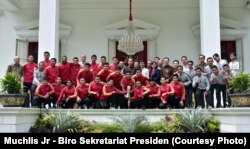 Presiden Jokowi menerima Timnas U-22 di Istana Merdeka, Jakarta (28/2).