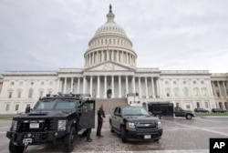 U.S. Capitol Police personnel keep watch on the East Plaza of the Capitol as the investigation continues to the shooting at the nearby Washington Navy Yard, Sept. 16, 2013, in Washington.