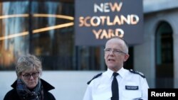 Le commissaire Mark Rowley et la cheffe de l'équipe médicale Sally Davies donnent une conférence de presse sur l'affaire Sergei Skripal, devant l'entrée de Scotland Yard à Londres, le 7 mars 2018.