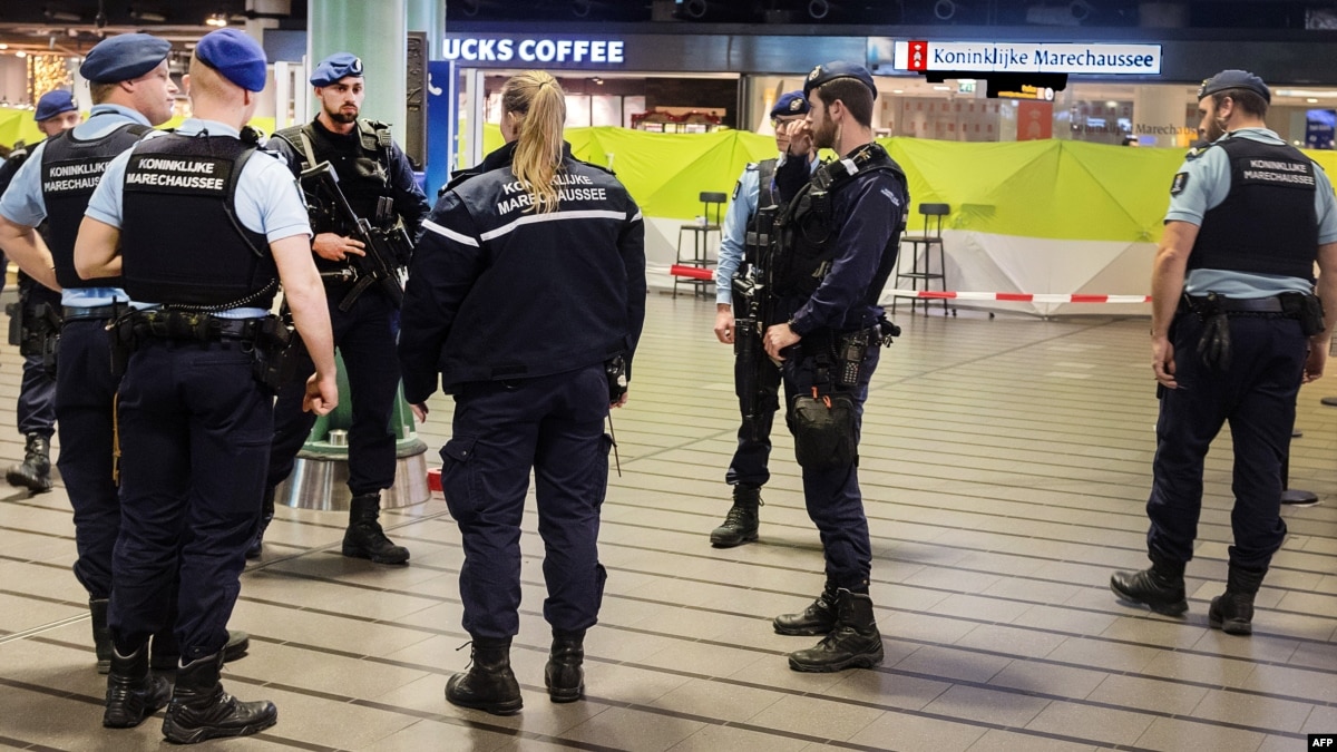 Ancaman Bom, Bagian Kedatangan Bandara Amsterdam Dievakuasi