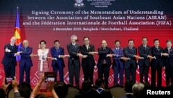 东盟成员国领导人11月2日在泰国首都曼谷与国际足联签署谅解备忘录。