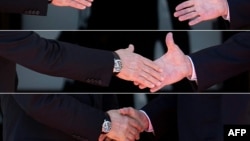 Президенты Джо Байден и Владимир Путин протягивают друг другу руки перед началом саммита в Женеве, 16 июня 2021 года