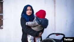 هدی مثنی با پسرش که از یک همسر داعش به دنیا آمده است