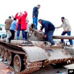 Des manifestants libyens sur un tank