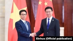 Phó Thủ tướng Việt Nam Vũ Đức Đam (trái) gặp gỡ Ủy viên Thường vụ Bộ Chính trị, Phó Thủ tướng Quốc vụ viện Trung Quốc Hàn Chính tại Hội chợ và Hội nghị Thượng đỉnh Thương mại - Đầu tư Trung Quốc - ASEAN lần thứ 16, thành phố Nam Ninh, Trung Quốc, ngày 21 tháng 9, 2019.