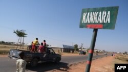 Un panneau routier de la ville de Kankara, après que des hommes armés aient enlevé des étudiants de l'école des sciences du gouvernement, à Kankara, dans le nord-ouest de l'État de Katsina, au Nigéria, le 15 décembre 2020.