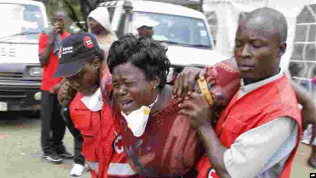 Des agents de la Croix-Rouge consolent une femme qui pleure un parent tué dans l&#39;attaque de la semaine dernière dans une université de Garissa, dans le nord du Kenya, au Chiromo maison funéraire, Nairobi, le 7 avril 2015.