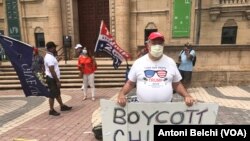 Un hombre con un cartel pide, desde Miami, el boicot a China tras la crisis del coronavirus que, según investigaciones, se originó en la ciudad china de Wuhan.