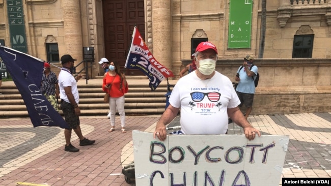 Un hombre con un cartel pide, desde Miami, el boicot a China tras la crisis del coronavirus que, según investigaciones, se originó en la ciudad china de Wuhan.
