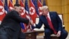 El presidente Donald Trump se reúne con el líder norcoreano, Kim Jong Un, en la aldea fronteriza de Panmunjom, en la Zona Desmilitarizada, Corea del Sur, el domingo 30 de junio de 2019. (Foto AP / Susan Walsh)