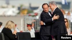 PM Israel Benjamin Netanyahu (kanan) menyambut kedatangan Presiden Perancis Francois Hollande dalam upacara penyambutan di bandara Ben Gurion dekat Tel Aviv (17/11). 