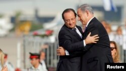 ပြင်သစ်သမ္မတ Francois Hollande (ဝဲ) အစ္စရေးဝန်ကြီးချုပ် Benjamin Netanyahu တို့အား Ben Gurion လေဆိပ်တွင် တွေ့ရစဉ်။ (နိုဝင်ဘာ ၁၇၊ ၂၀၁၃)