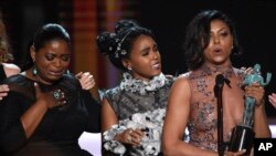 Octavia Spencer, desde la izquierda, Janelle Monae, y Taraji P. Henson recibieron el premio SAG por destacada actuación por un elenco en la película "Hidden Figures", el domingo, 29 de enero, de 2017.