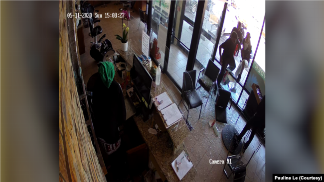 Hình ảnh từ camera an ninh trong tiệm của chị Pauline Lê cho thấy những người hôi của xông vào tiệm.