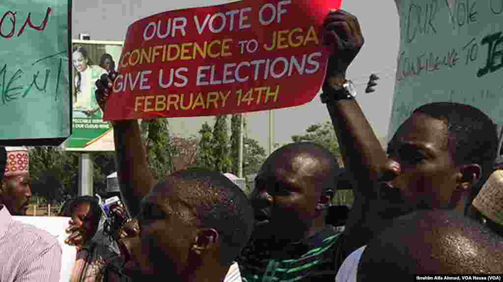 Protesters rally against a delay of the February 14 presidential elections, Abuja, Nigeria, Feb. 5, 2015.