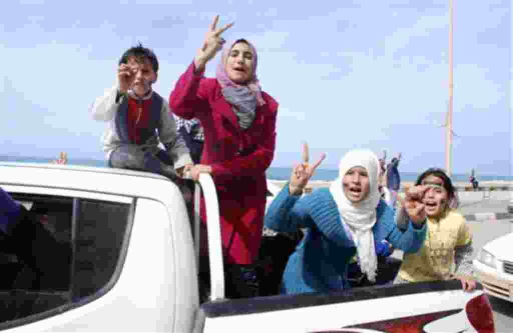 Disidentes celebran con el símbolo de la victoria en Libia.