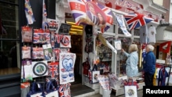ہیری اور میگن کی شادی کے سوینئر برطانیہ بھر میں دوکانوں پر فروخت کیے جا رہے ہیں