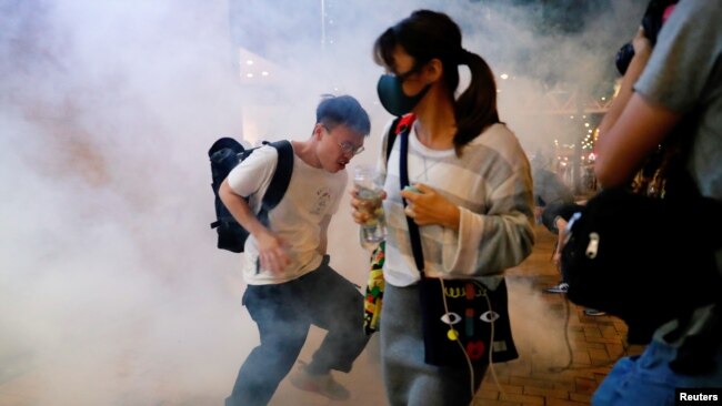 香港警方星期天(11月10日)向抗议者施放催泪弹。