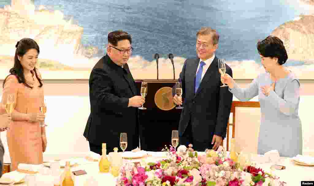 문재인 한국 대통령과 내외와 김정은 북한 국무위원장 내외가 만찬에 참석해 환담을 나누고 있다.&nbsp;