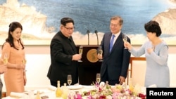 Momento histórico nas Coreias Kim Jong-un, líder da Coreia do Norte à esquerda e Presidente da Coreia do Sul, Moon Jae-in, e suas respectivas esposas brindam ao acordo de paz