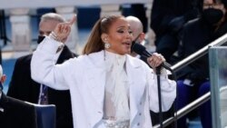 Jennifer Lopez tampil dalam acara pelantikan Presiden di Washington DC hari Rabu (20/1).