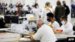 Les travailleurs électoraux de Detroit travaillent sur le décompte des votes par correspondance pour l'élection générale de 2020 au TCF Center le 4 novembre 2020 à Detroit, Michigan. (Photo de JEFF KOWALSKY / AFP)