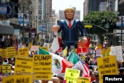 Biểu tình phản đối chính sách về di dân của ứng cử viên Cộng hòa Donald Trump diễn ra tại Los Angeles, bang California, ngày 1/5/2016.