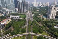 Foto udara ini menunjukkan jalan-jalan yang sebagian sepi di Jakarta pada 3 Juli 2021, karena pemerintah memberlakukan PPKM di ibu kota karena varian Delta. (Foto: AFP/Bay Ismoyo)