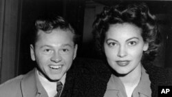 Mickey Rooney junto a Ava Gardner en 1942.