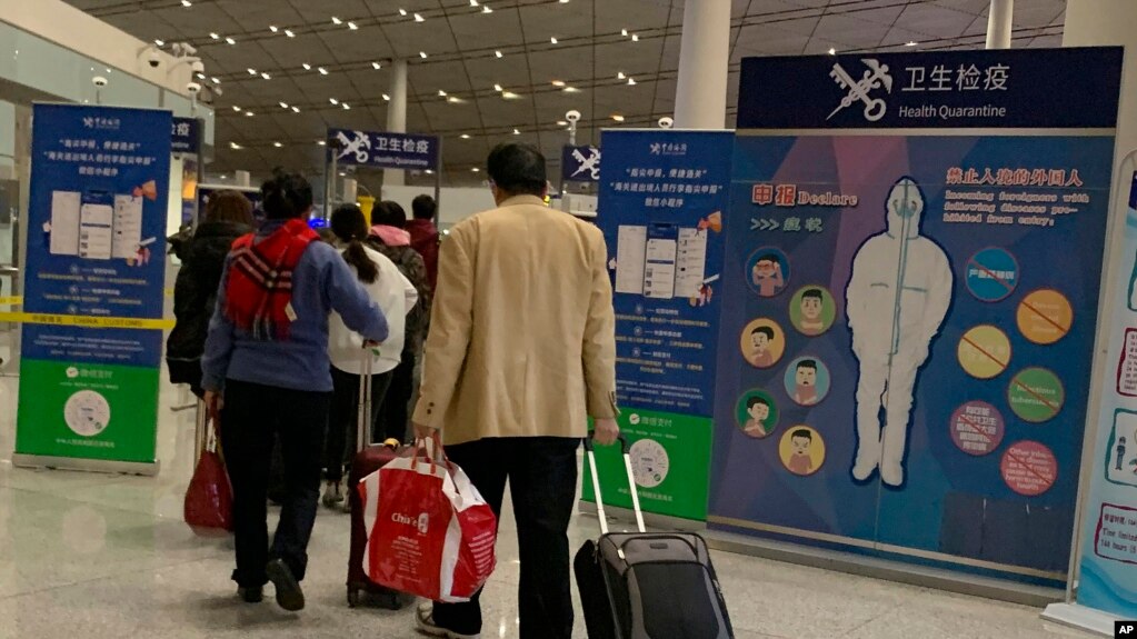 资料照片：2020年1月3日，旅客通过北京首都国际机场的健康检查关口。（美联社照片）(photo:VOA)