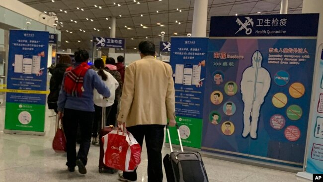 这是旅客进入首都国际机场海关之前过体检站(1月13日资料照)