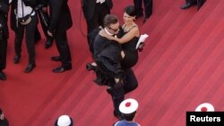Alec Baldwin y Hilaria Thomas entran en el palacio donde se celebra el Festival de Cannes.