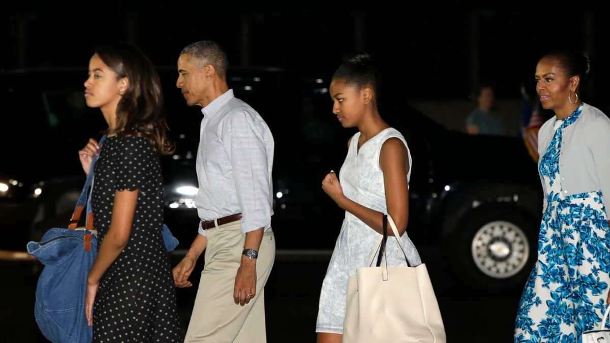 Obamas Begin Christmas Vacation in Hawaii