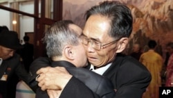 지난해 10월 금강산호텔에서 열린 남북이산가족 상봉행사 마지막 날, 형제인 북측 주재은(오른쪽)씨와 남측 주재휘 씨가 작별을 앞두고 포옹하고 있다. (자료사진)