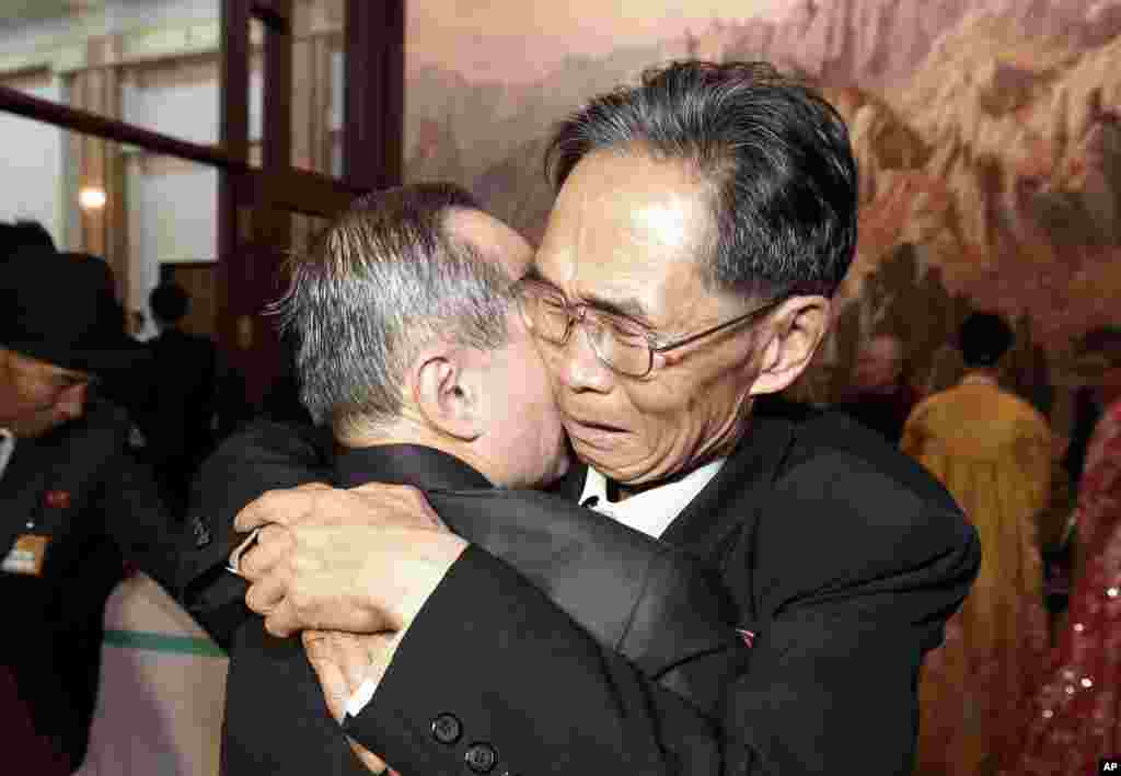 North Korean Joo Jae Eun (right) hugs his South Korean brother Joo Jae-hui in a bid farewell after the Separated Family Reunion Meeting at Diamond Mountain resort in North Korea, Oct. 26, 2015.