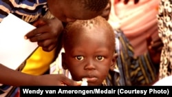 Un enfant se faisant vacciner en Afrique
