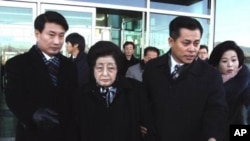 Lee Hee-ho, the wife of former South Korean President Kim Dae-jung, center, arrives at Kaesong, North Korea, December 26, 2011.