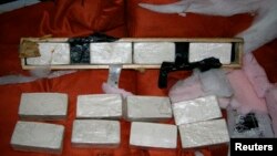 Badan pemberantasan narkoba AS atau Drug Enforcement Administration (DEA) menunjukkan heroin sitaan yang dirampas di pelabuhan Miami, Florida (foto: dok).