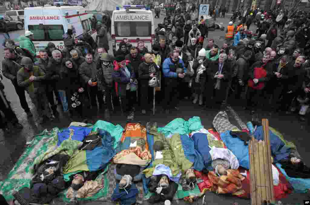 Activists pay respects to protesters killed in clashes with police, Independence Square, Kyiv, Feb. 20, 2014.&nbsp;