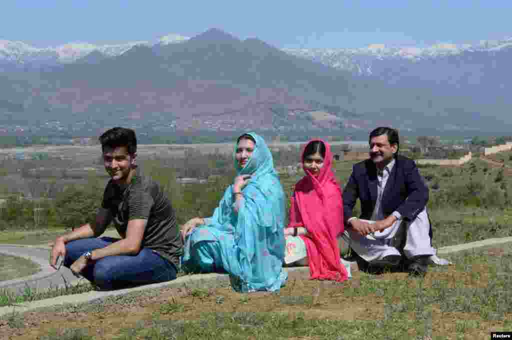 &laquo;ملاله یوسف&zwnj;زَی&raquo; دختر پاکستانی و برنده جایزه صلح نوبل به کشورش بازگشت.عکس خانوادگی ملاله پس از بازکشت به زادگاهش. &nbsp;
