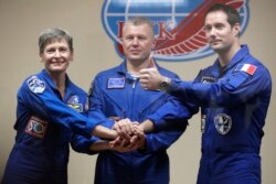 Astronot Perancis Thomas Pesquet (kanan), Kosmonot Rusia Oleg Novitsky dan astronot AS Peggy Whitson, anggota kru utama Stasiun Luar Angkasa Internasional (ISS), berpose setelah konferensi pers di kosmodrom Baikonur yang disewa Rusia, Kazakhstan, 16 November 2016.